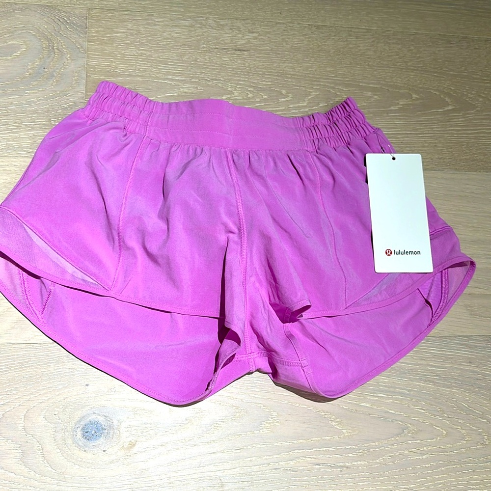 Lululemon Hotty hot shorts size 6 low rise 2.5 inseam dahlia mauve
